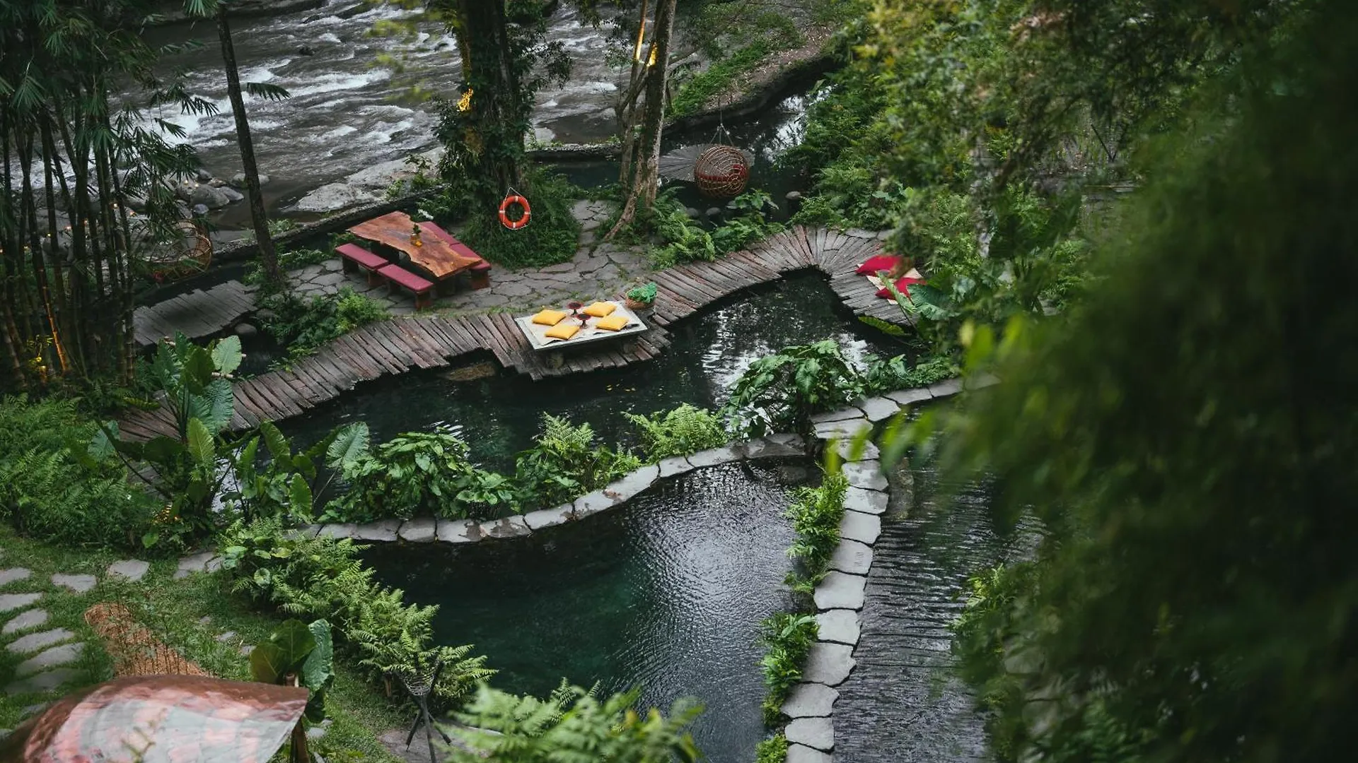 Bambu Indah Resort Ubud 5*,